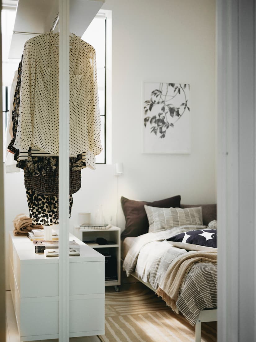 Biała, przestronna sypialnia.