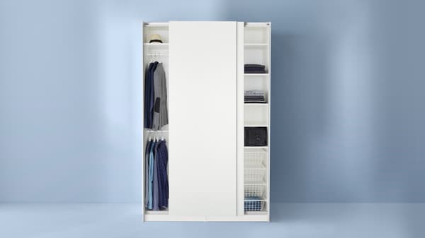 Biała szafa PAX z przesuwnymi drzwiami.