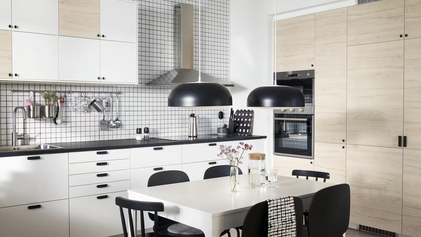 biało-czarna kuchnia z zabudowanymi szafkami