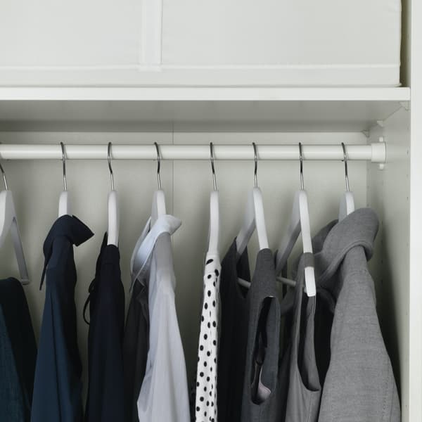 Biały drążęk na ubrania KOMPLEMENT w białej szafie PAX.