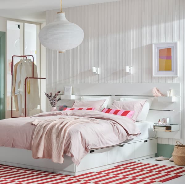 Biały stół NORDVIKEN z krzesłami tapicerowanymi.