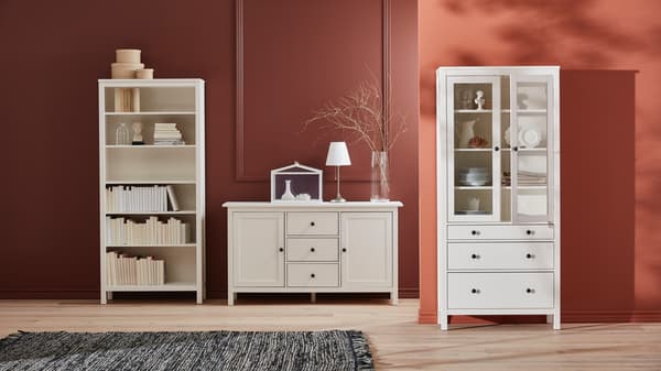Bibliothèque, commode et vitrine blanche pour le salon.