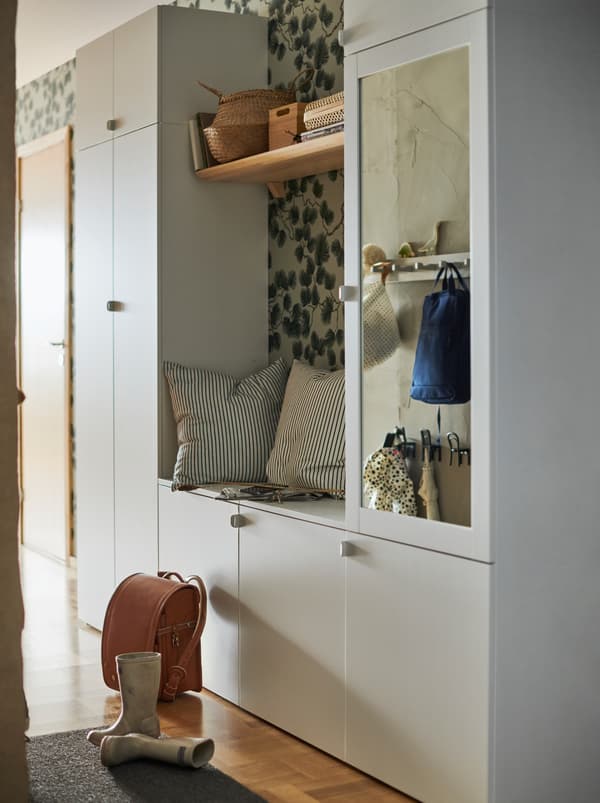 Biela kombinácia do predsiene zo skrine PLATSA s deviatim dvierkami, kde je uprostred vytvorený priestor na sedenie. 