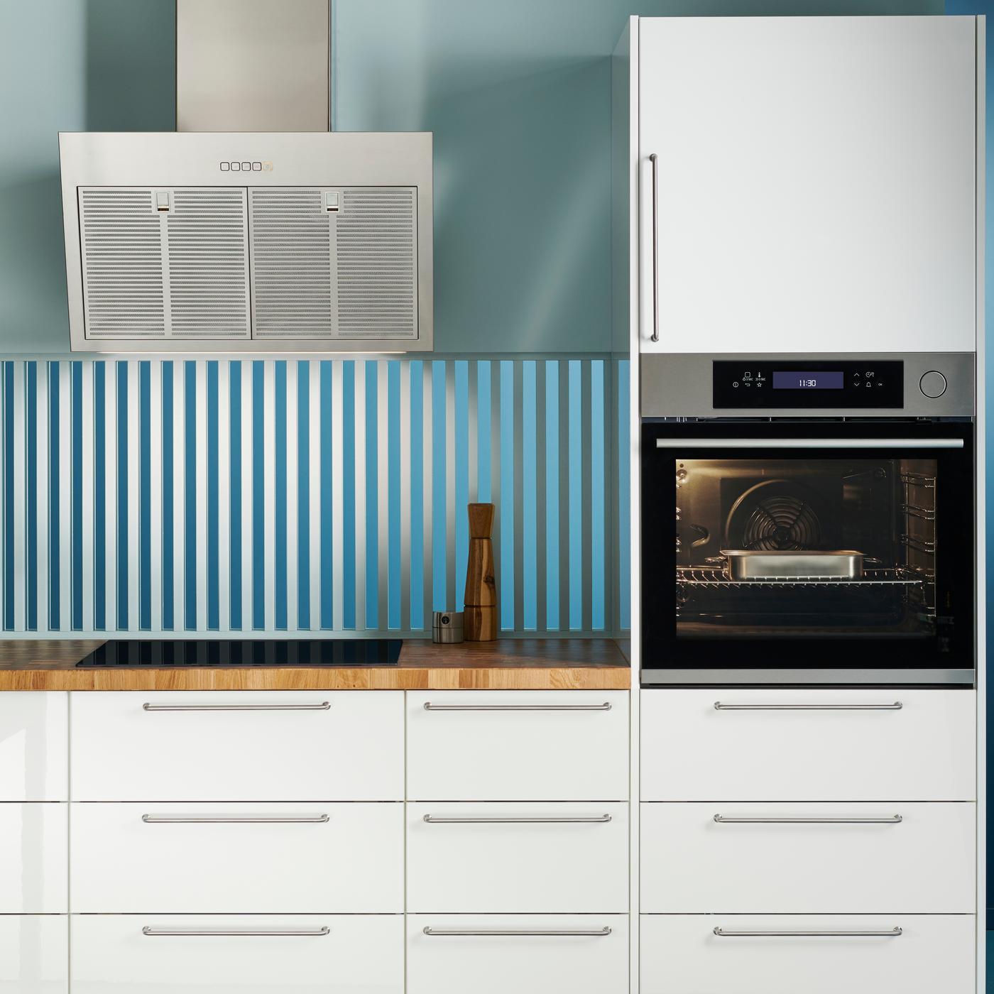 biela kuchyn s modrou stenou