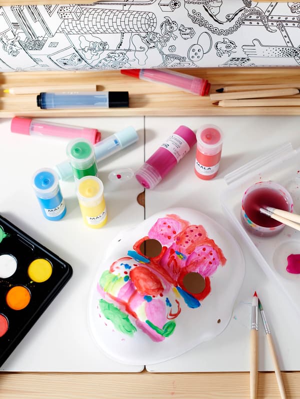 Biela maska pomaľovaná temperovými farbami MÅLA.