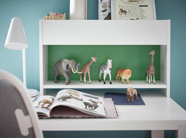 Biela polica na stôl IKEA PÅHL s figúrkami zvieratiek.