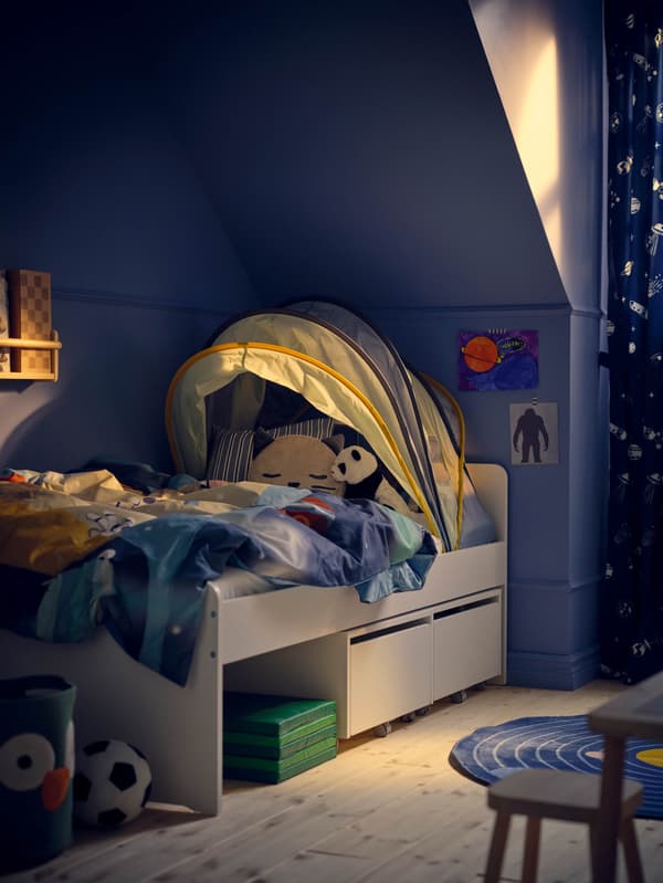 Biela posteľ SLÄKT s baldachýnom ELDFLUGA.