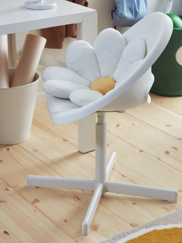 Biela stolička LOBERGET/SIBBEN s vankúšom SKOGSDUVA.