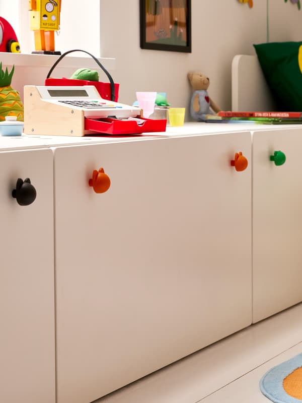 Biele skrinky s úchytkami GREJSIMOJS v tvare mačacích a medvedích hlavičiek. 