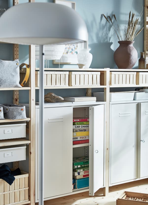 Biele uzamykateľné oceľové skrinky IKEA IVAR môžete použiť samostatne alebo s úložnými dielmi IVAR.