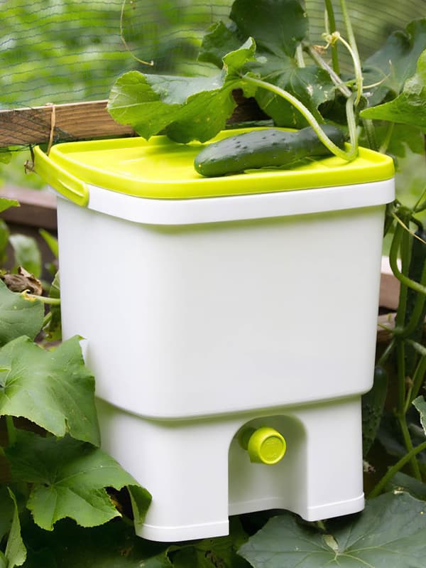 Bielo-zelený Bokashi kompostér.