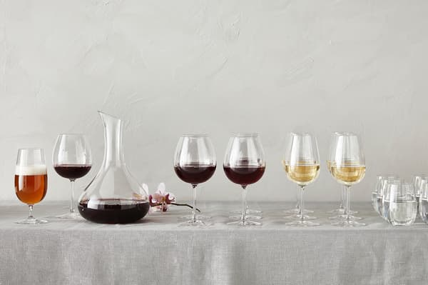 Biertulpe, Rotweinkaraffe, Rotweinglas, Weißweinglas, Wasserglas der Serie STORSINT eingedeckt am Buffettisch.