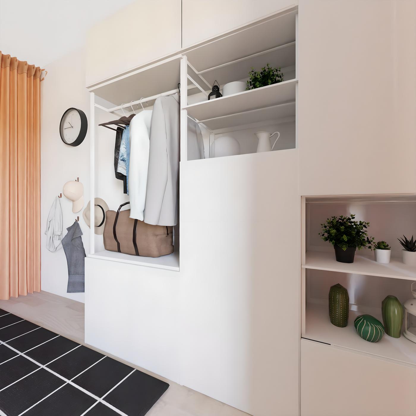 Bijeli ormar s odjećom, torbama i biljkama, narančasta zavjesa, crni sat na zidu i crni tepih s bijelim linijama.