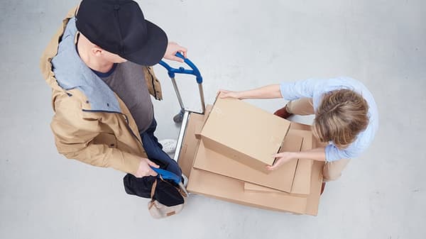 Bikote batek kutxak kokatzen ditu IKEA orgatxo batean