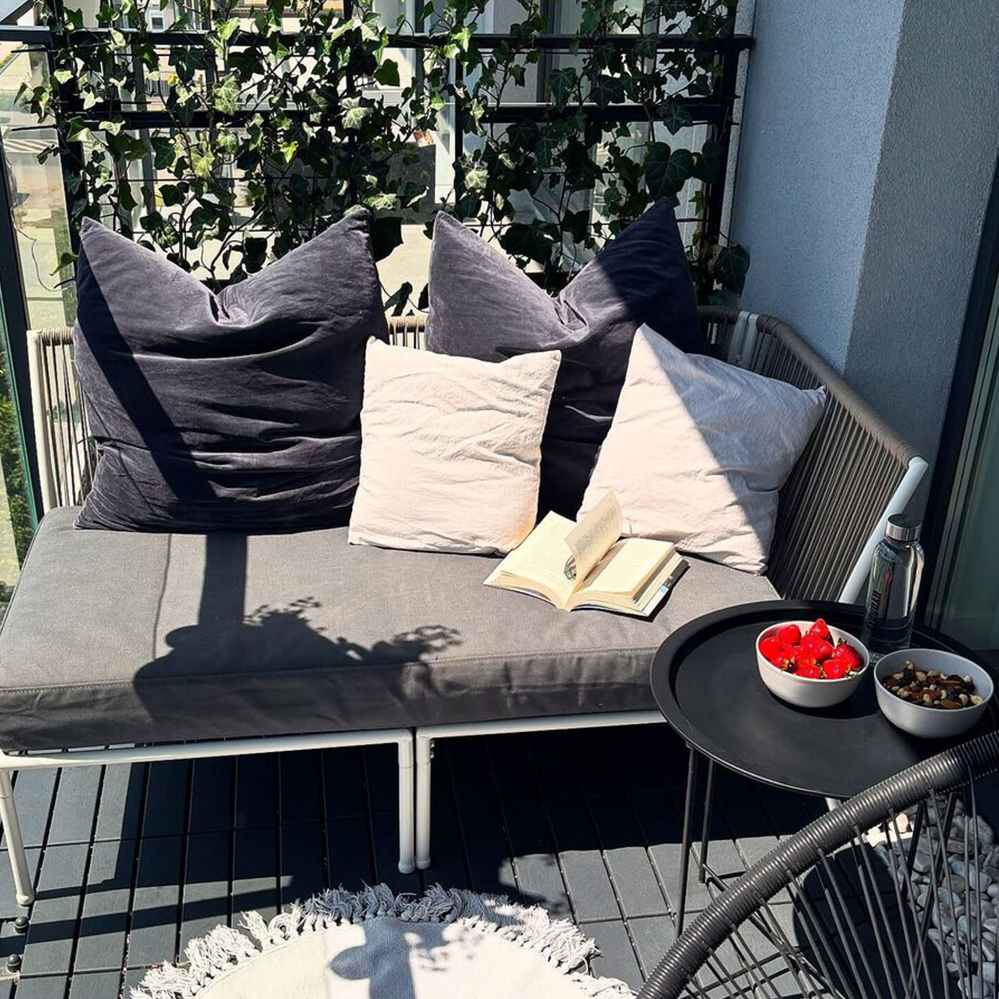 Bild från: @40m2_agi som visae en liten soffa på en liten balkong. 29 July 2028.