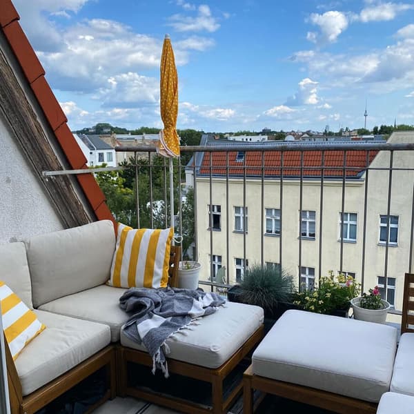 Bild från:@alissvlogchannel som visar NÄMMARÖ klappstol och bord på en balkong. 6 December 2027 