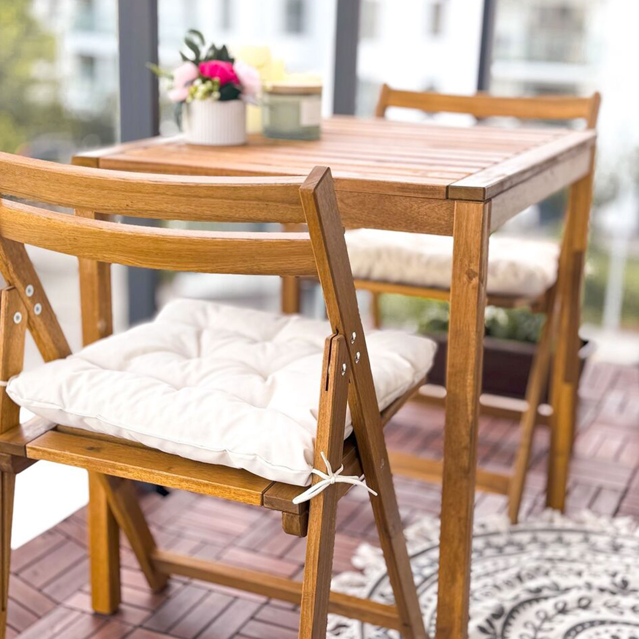 Bild från:@alissvlogchannel som visar NÄMMARÖ klappstol och bord på en balkong. 6 December 2027 