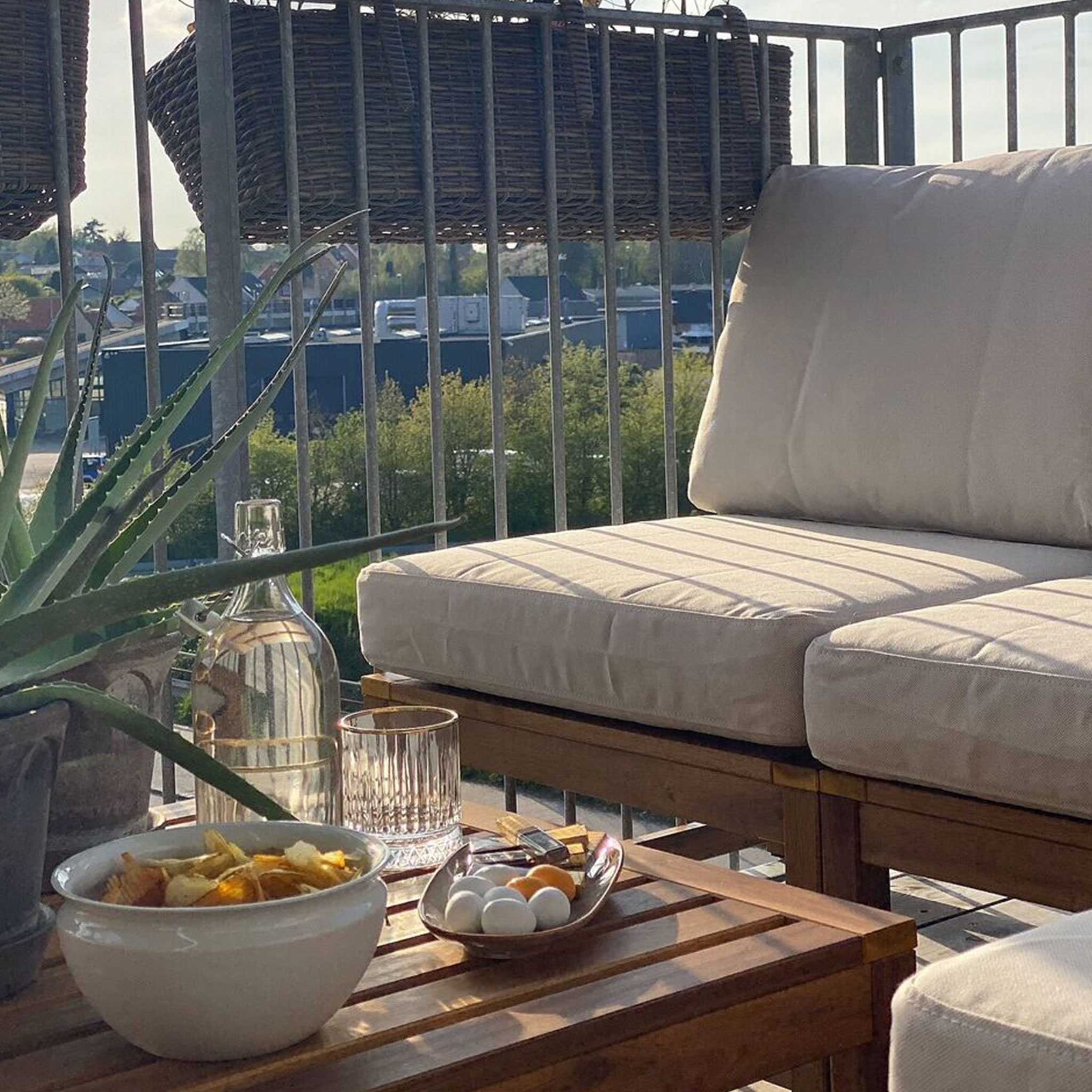 Bild från @emilia_josephine_ som visar en liten balkong. 1 May 2028