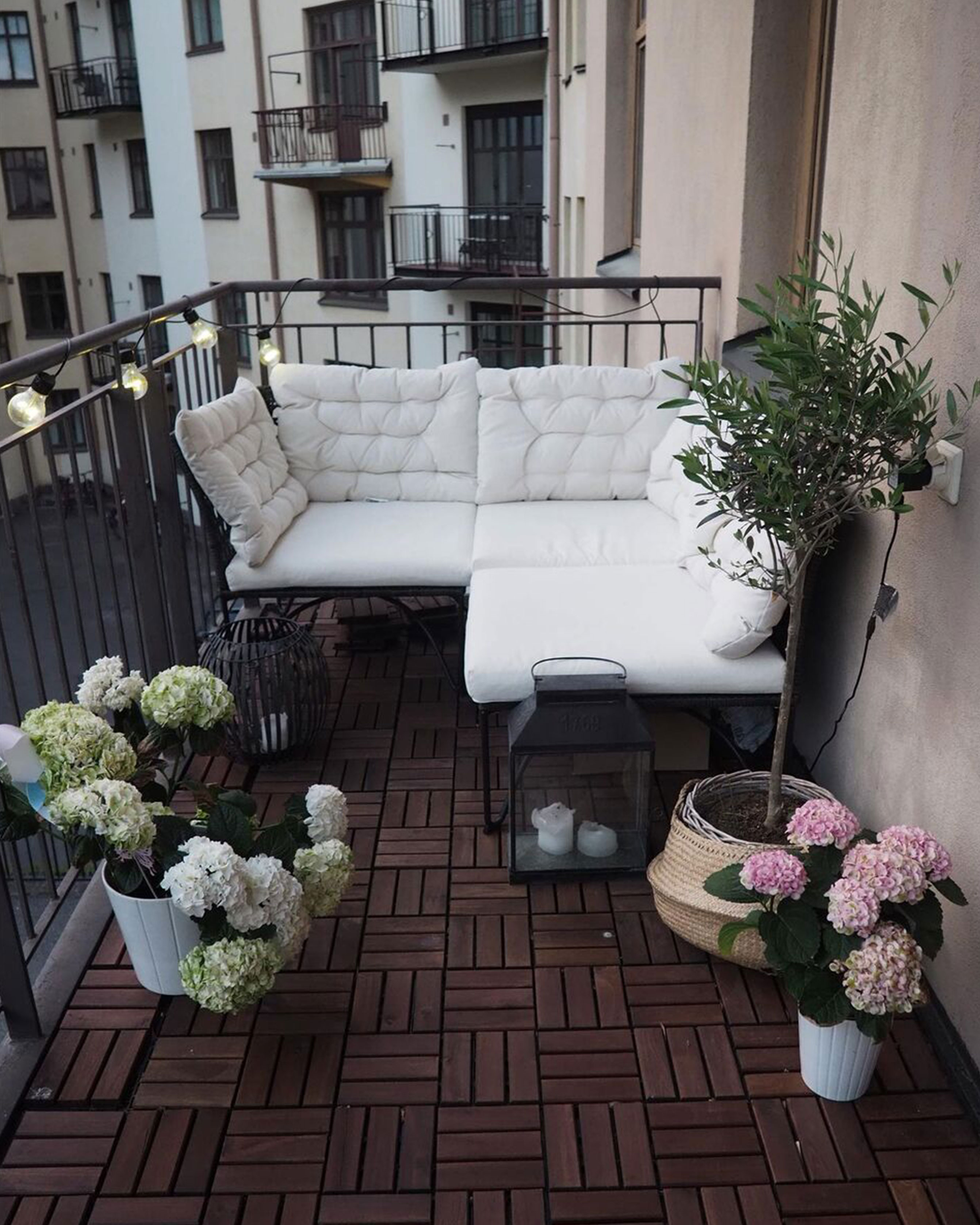 Bild från: @homeandbella som visae en liten soffa på en liten balkong. 21/10-26