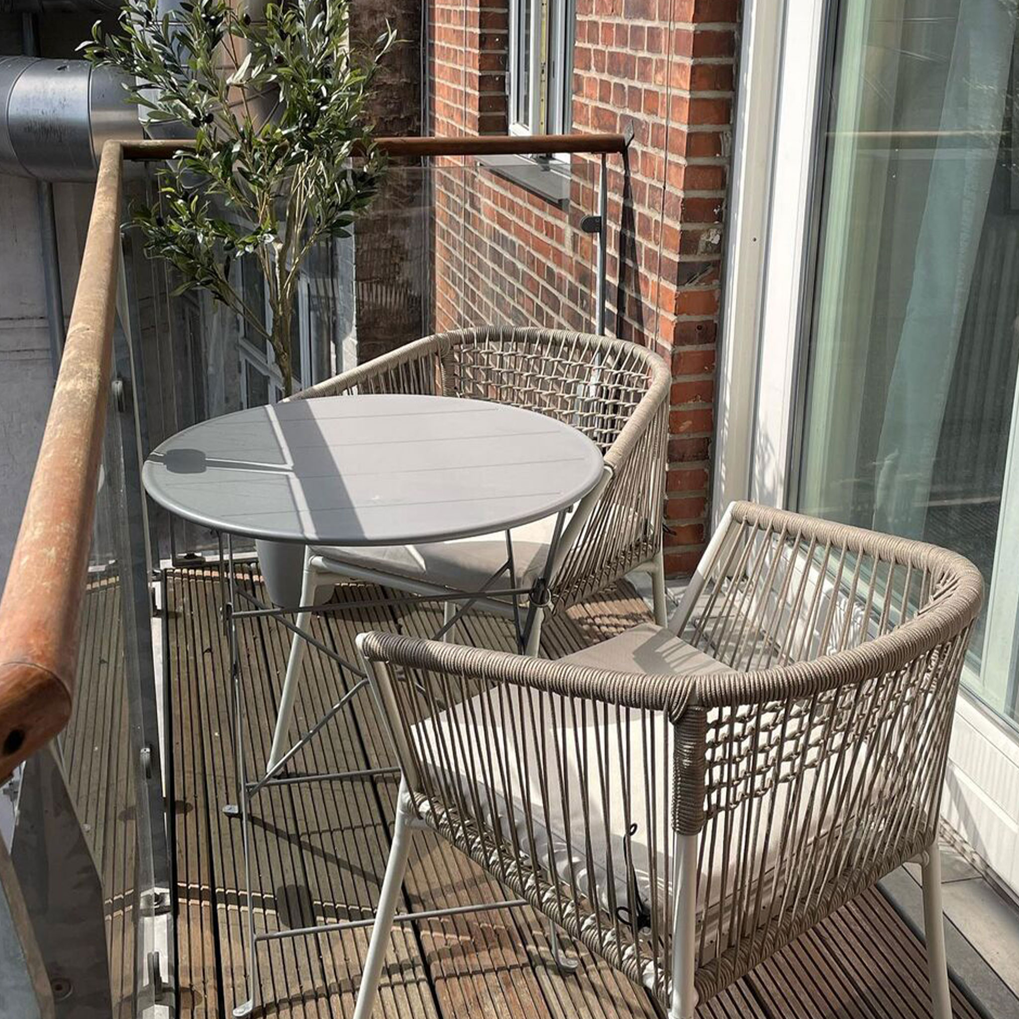 Bild från: @mathildepcramer som visae en liten soffa på en liten balkong. 8 June 2028.