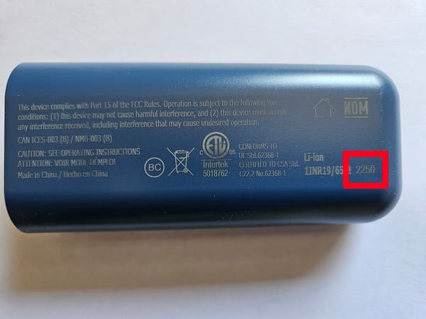 Bild på baksidan av den portabla batteriladdaren där man ser datumstämpel 