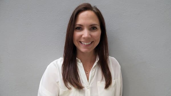 Bild på Carolin som ler.