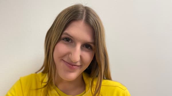 Bild på Emma Wireén i IKEA uniform.