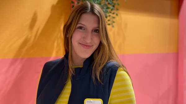 Bild på Emma Wireén i IKEA uniform.