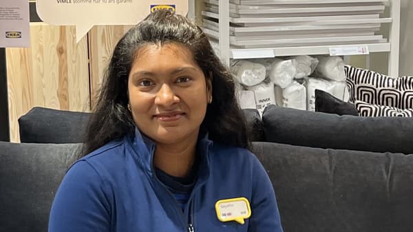 Bild på Gayathri Ramajeyam. Hon har en blå kofta på sig, svart hår och bruna ögon.