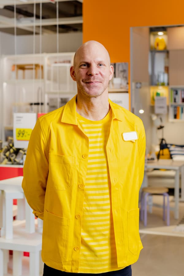Bild på gulklädd IKEA-anställd