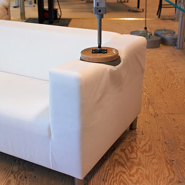 Bild på hur en soffa från IKEA testas. 