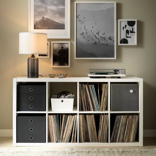 Bild på hyllan KALLAX fylld med vinylskivor