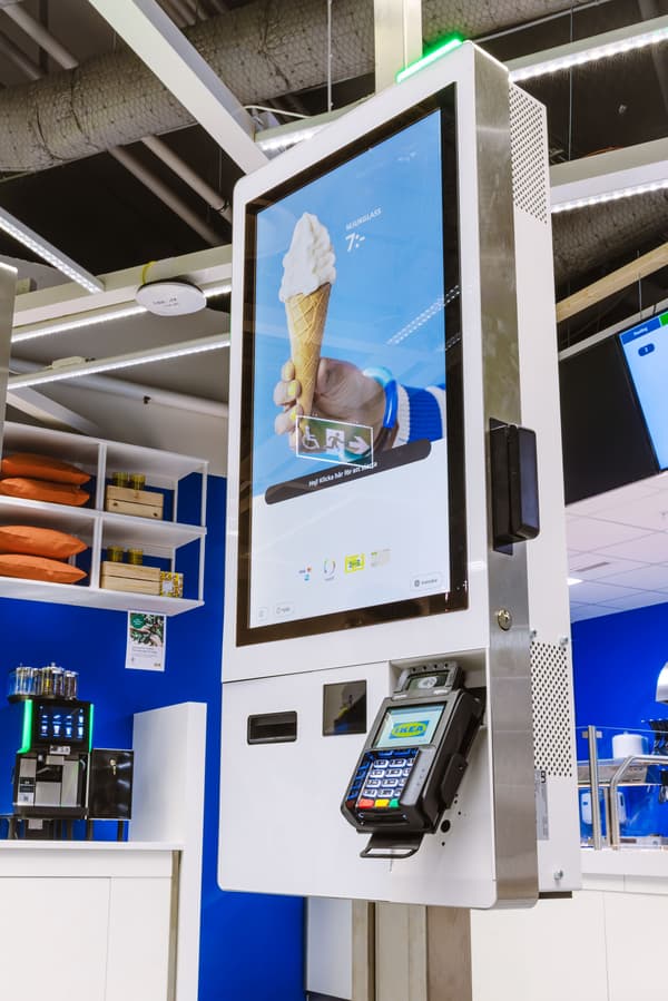 Bild på kiosk där man kan själv kan beställa mat