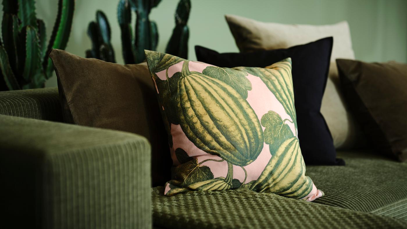 Bild på kuddar och soffa från IKEA