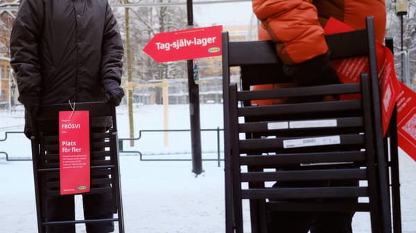 Bild på människor med klappstolar