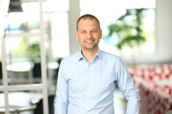 Bild på Marcus Carlsson i ljus skjorta