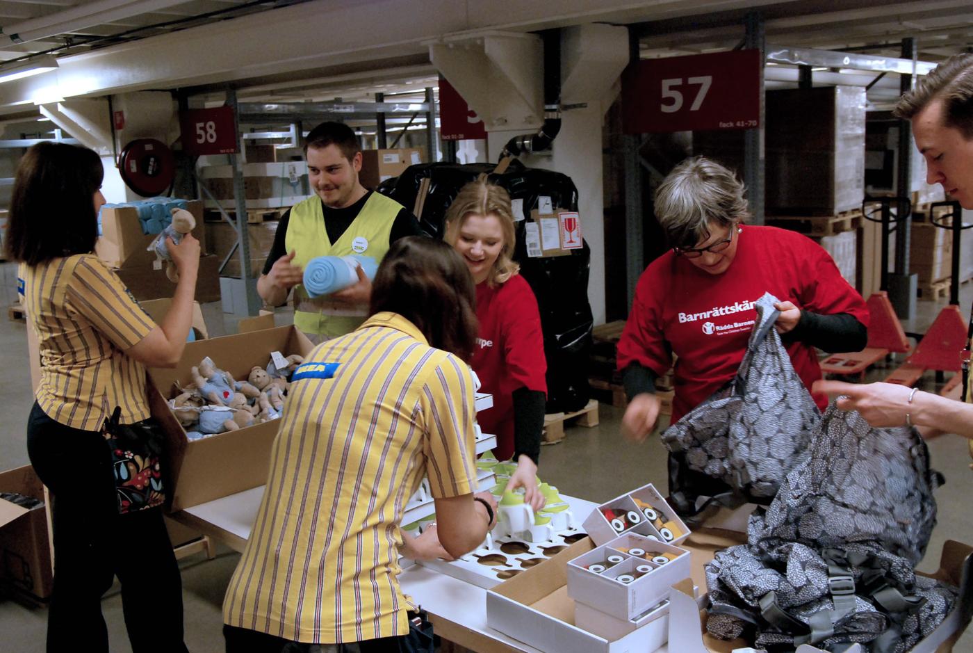 Bild på medarbetare från IKEA tillsammans med Rädda barnen.