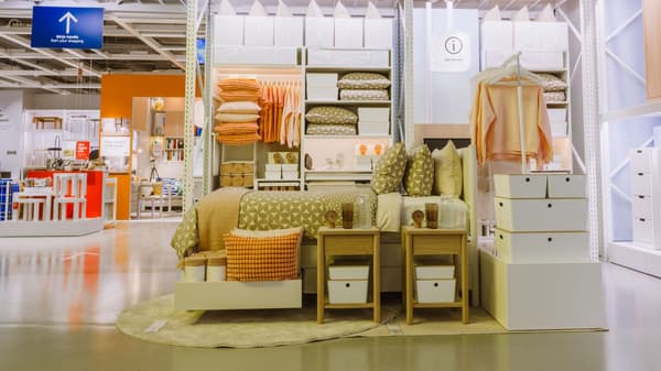 Bild på säng och vägg med produkter inne i IKEA Mall of Scandinavia.