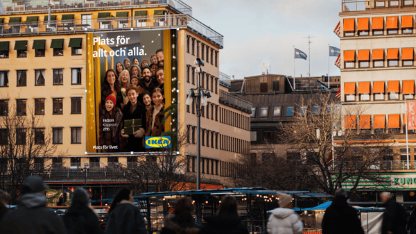 Bild på stor annonstavla mitt i stan med budskapet "Plats för allt och alla"