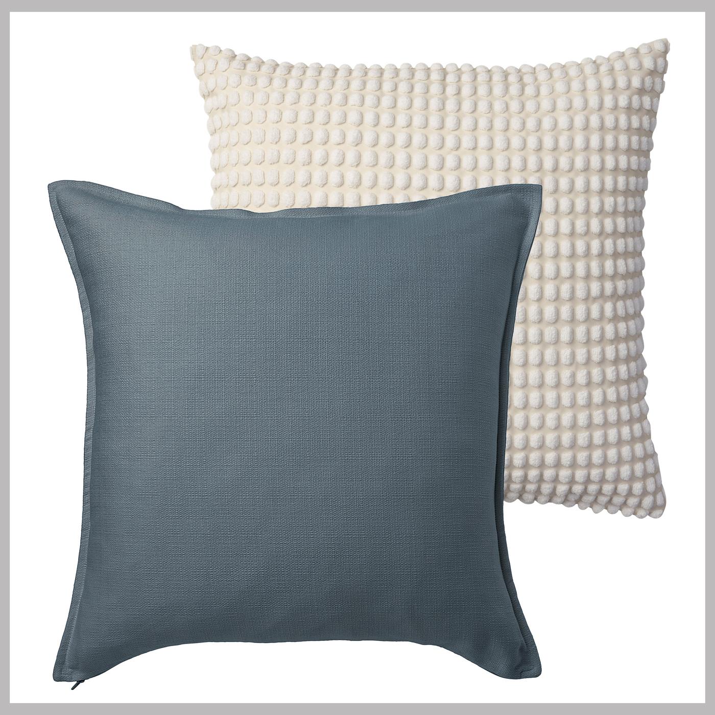 Bild på två frilagda prydnadskuddar mot vit bakgrund. Den ena är enfärgat blå och den andra är enfärgad naturvit med strukturerat rutmönster.