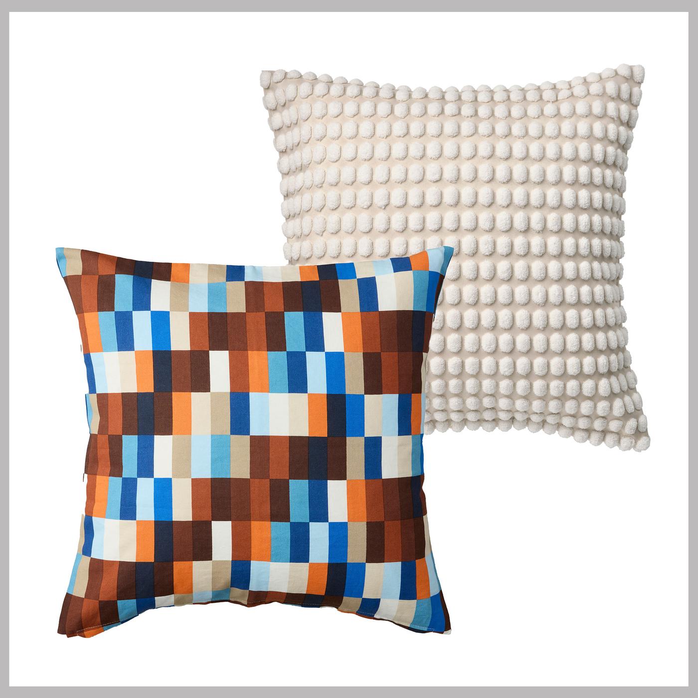 Bild på två frilagda prydnadskuddar mot vit bakgrund. Den ena är rutig i blått, brunt. orange och vitt och den andra är enfärgad naturvit med strukturerat rutmönster.