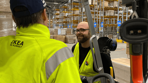 Bild på två IKEA medarbetare på ett varuhus.