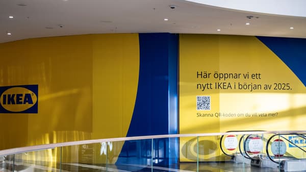 Bild på utsidan av IKEAs kommande varuhus i Mall of Scandinavia - en gul och blå vägg med budskap om IKEA