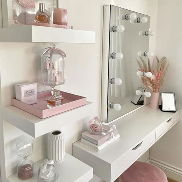 Bild på vägghängt sminkbord som delats på instagram av @_homeofmissplum