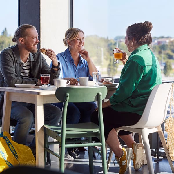 Bilde av en gjeng som spiser lunsj i IKEA restauranten.