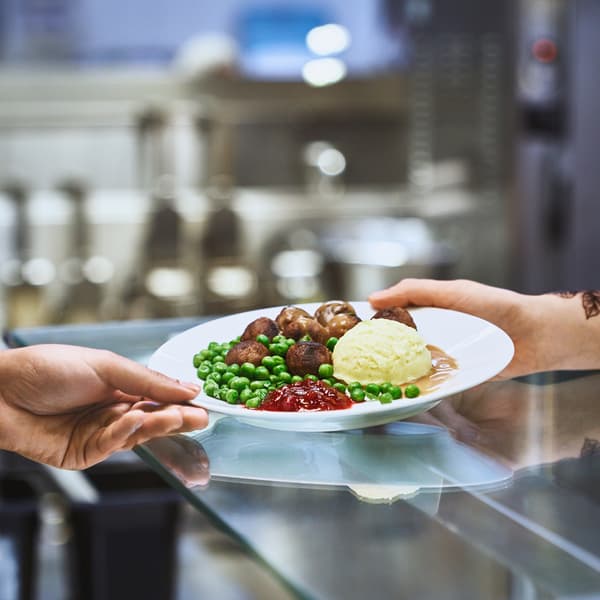 Bilde av en tallerken med kjøttboller med tilbehør i restauranten.