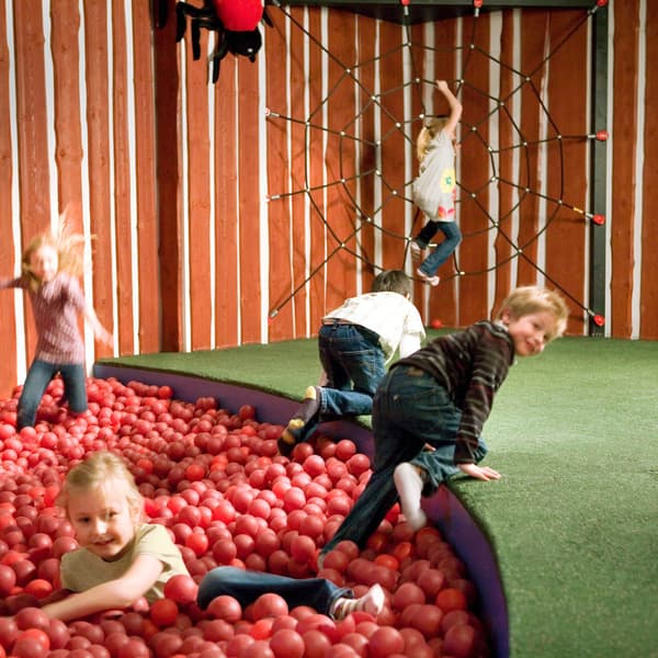 Bilde av glade barn som leker i ballbingen i Småland.