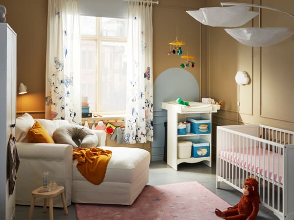 Bilik bayi ini menawarkan semua yang anda perlukan, iaitu keselesaan dan keperluan. IKEA GRÖNLID ialah tempat yang selesa untuk berehat ketika menyusukan dan memeluk bayi. Bakul dan kotak IKEA NÖJSAM memudahkan anda menukar lampin di atas meja tukar lampin IKEA SOLGUL.