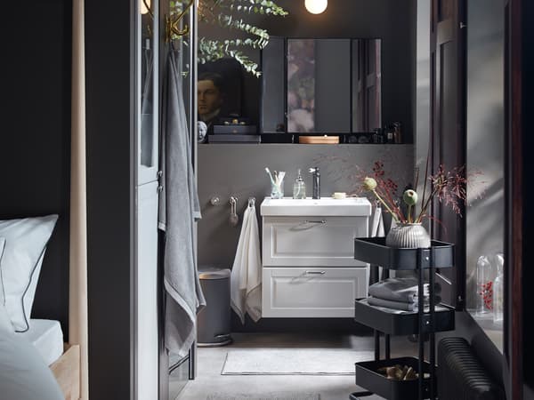 Bilik mandi dengan sink cuci tangan ODENSVIK, kabinet sink GODMORGON dengan dua laci berwarna kelabu cerah dan lampu dinding FRIHULT.