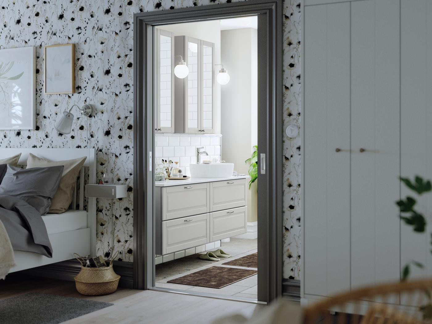 Bilik mandi yang mempunyai dua kabinet bawah sink GODMORGON, masing-masing dengan dua laci yang menampung sink dan kelengkapan dandanan diri.